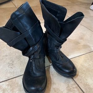 Black slouchy boot